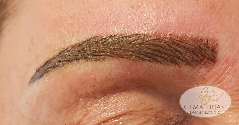 Augenbraue mit Microblading und Schattierung, Arbeit von Gema Frias